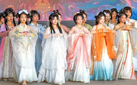 汉服是汉人的传统服饰，战国袍则是广义的汉服 各类新式战国袍的发源地在荆州