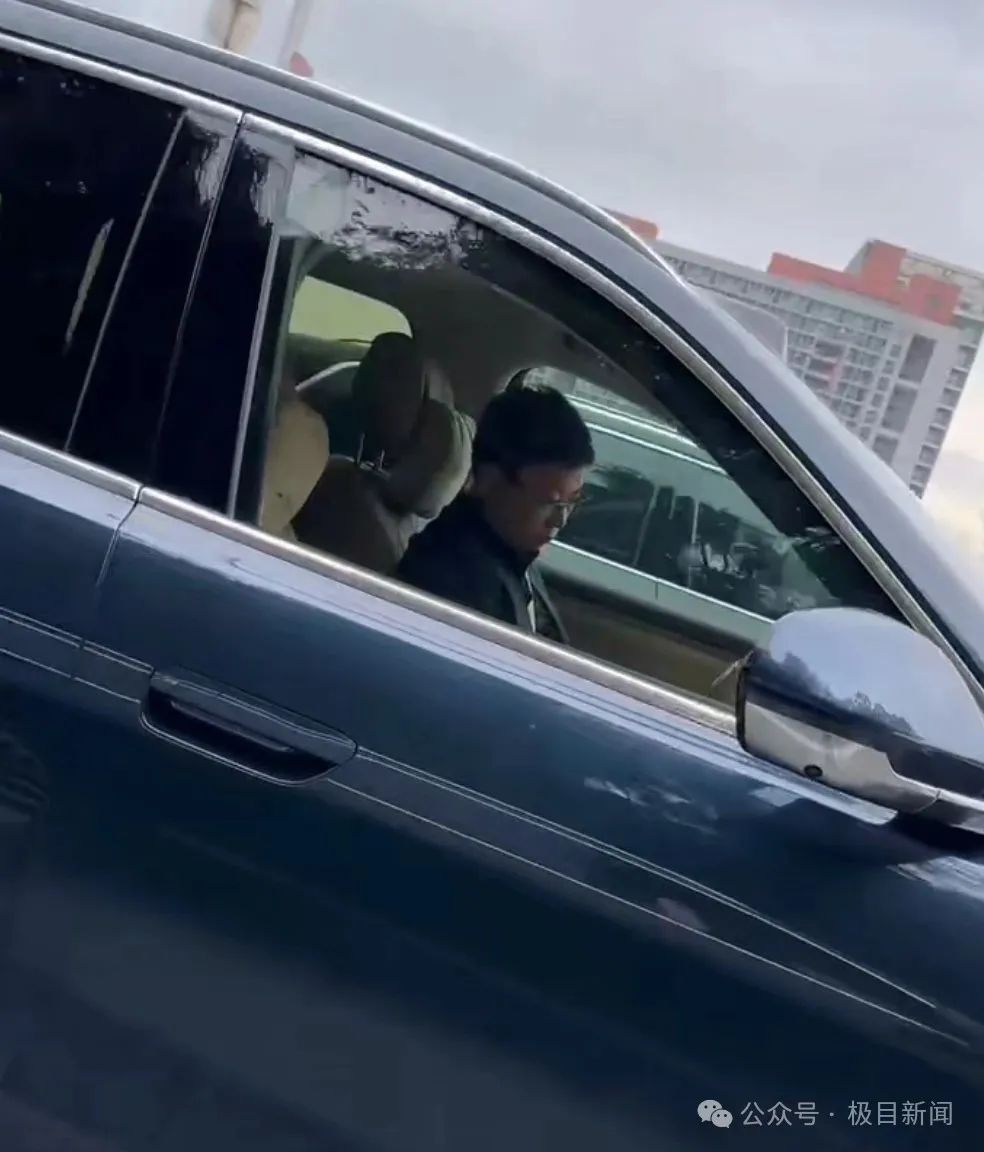 余承东被偶遇“开车睡着”？网友称打招呼后秒回！曾公开表示“智驾可以打盹”引争议