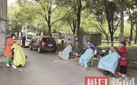 顾客不洗不吹坐下就剪  摊主营业时间非常自由 白沙洲大道旁出现5元快剪一条街