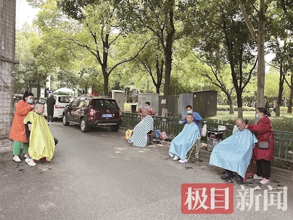 顾客不洗不吹坐下就剪  摊主营业时间非常自由 白沙洲大道旁出现5元快剪一条街