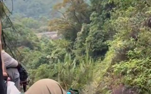 极目锐评丨女子福建溪瑶爬山时不幸坠崖身亡，背后有三点警示