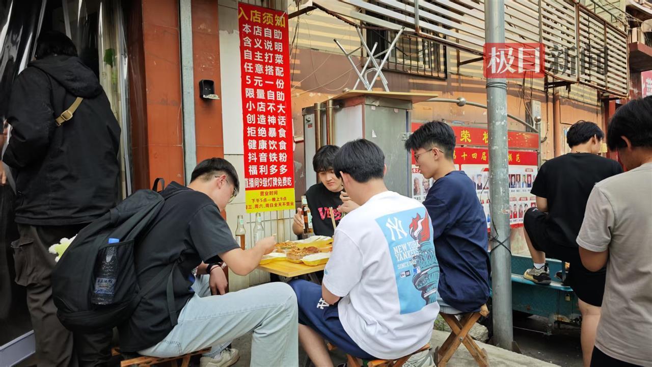 济南5元快餐店因一条差评意外走红，有女粉丝给店老板送锦旗，店主：开店是副业，不担心热度退去