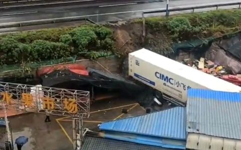 货车从高速路冲进水果批发市场，应急局：无人员伤亡