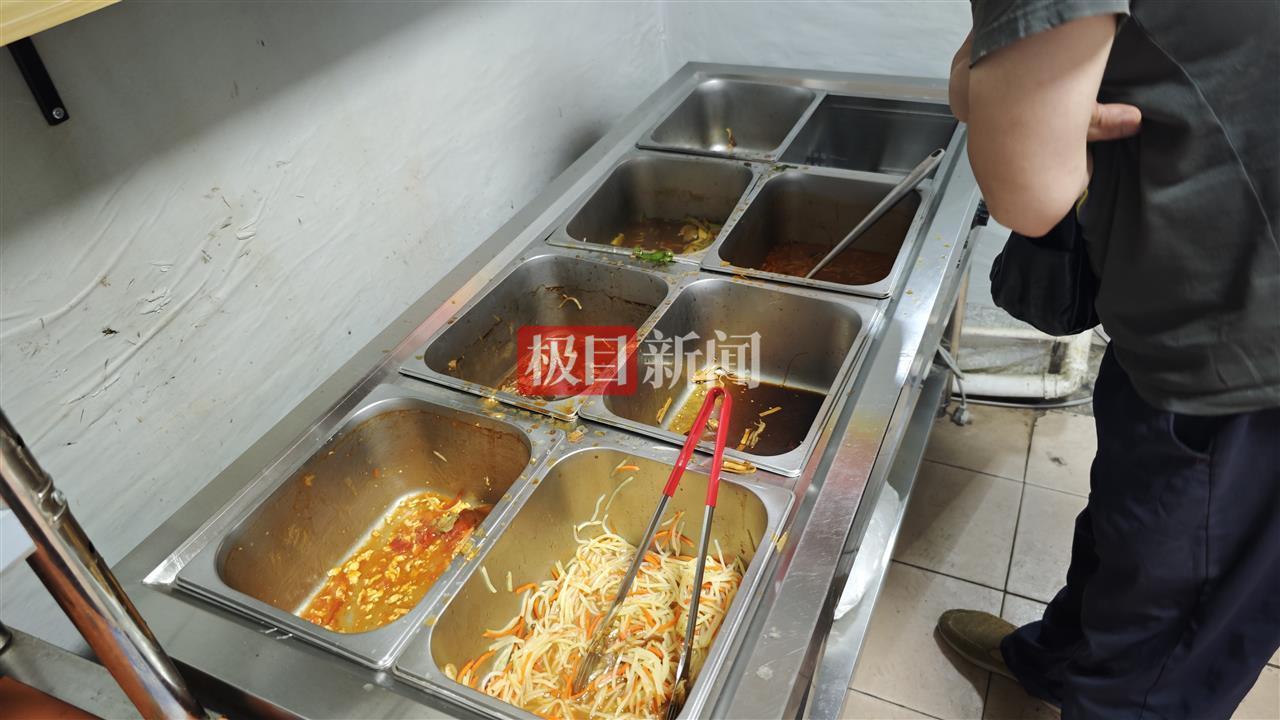 济南5元快餐店因一条差评意外走红，有女粉丝给店老板送锦旗，店主：开店是副业，不担心热度退去