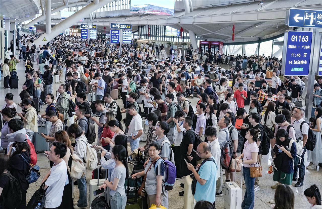 端午小长假第一波客流高峰已抵达！旅客：预报明天下大雨，提前出行