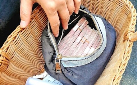 女子过早丢了10万元  邻桌小伙捡到并报警 失主给他1万元酬金他不要