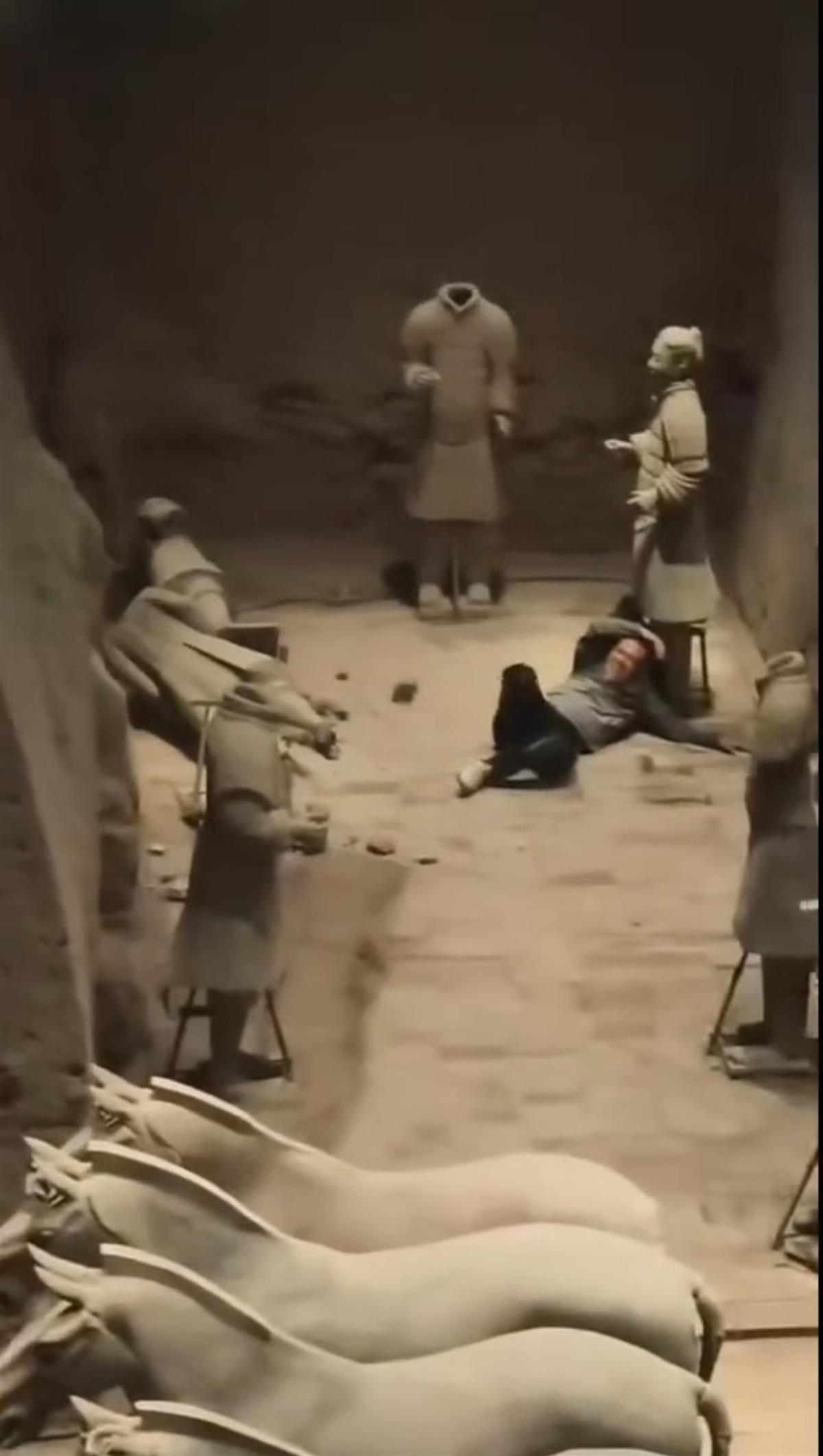 律师谈男子跳入兵马俑坑推倒兵马俑:如是故意或被判刑