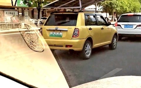 “老头乐”装光伏板变成永动机？ 车管所：有安全隐患不能上路