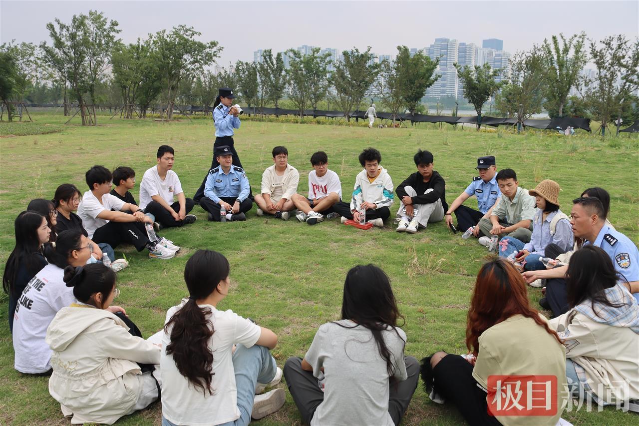 草坪上开起心理课堂，30余名大学生与民警展开心灵拼图