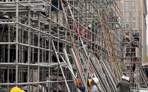 济南火灾事故现场已搭起脚手架，周边交通尚未完全恢复