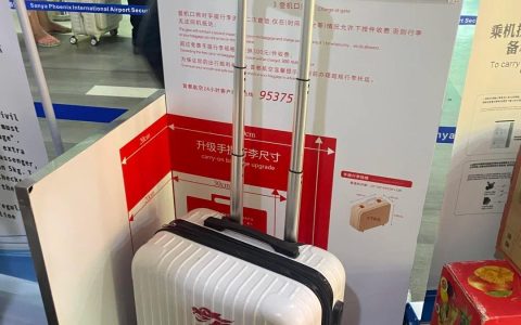 女子携20寸行李箱登机被指超标，无奈取出行李将空箱以48元托运，首都航空回应
