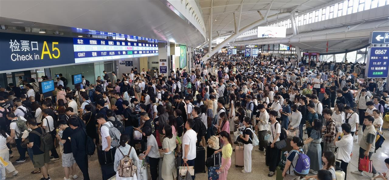 端午小长假第一波客流高峰已抵达！旅客：预报明天下大雨，提前出行