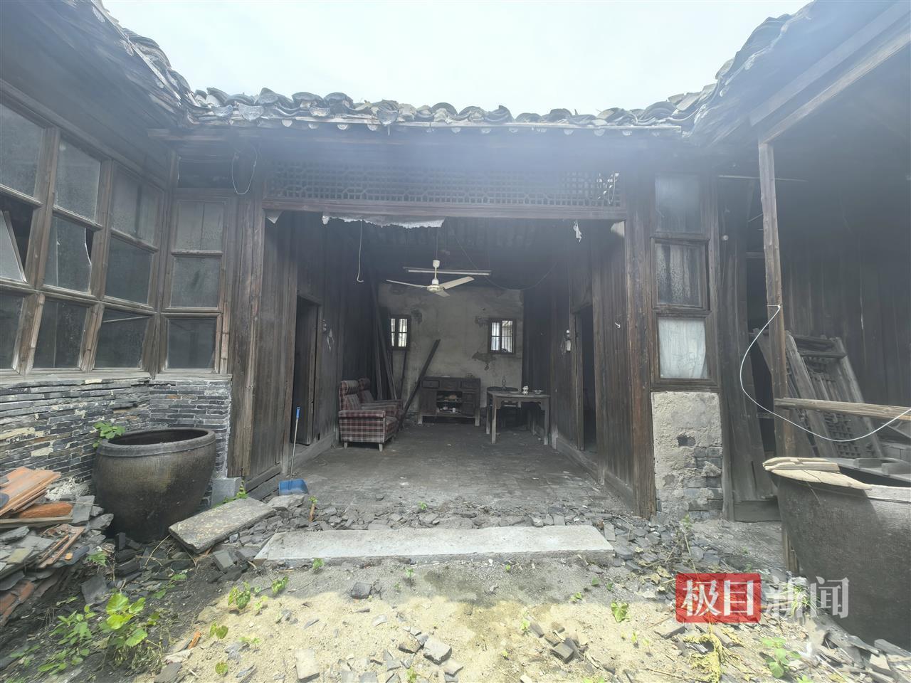 探访618元起拍的扬州清代合院：邻居称多年前院里住着一名近百岁老太，老人离世后房子荒废