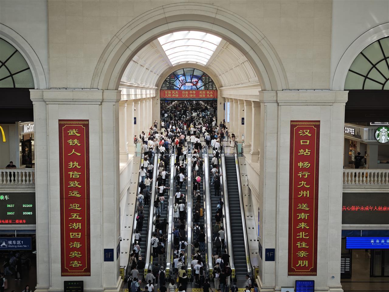 端午小长假第一波客流高峰已抵达！旅客：预报明天下大雨，提前出行