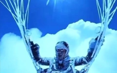 滑翔伞爱好者被云吸到8598米高空后生还，专业人士称是奇迹