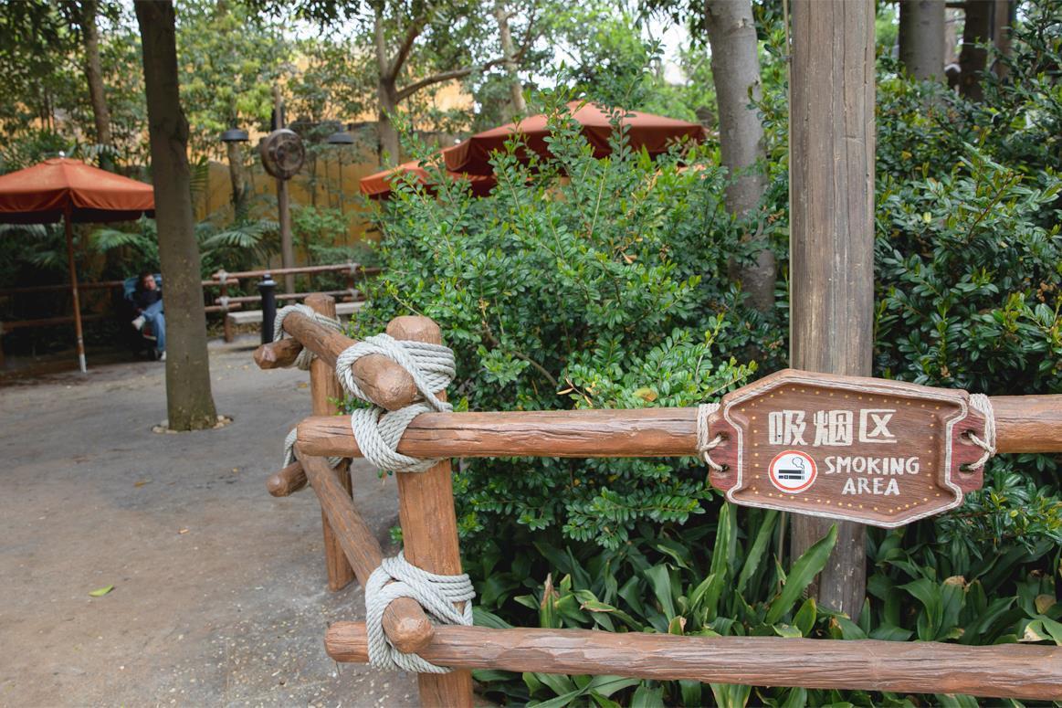 上海迪士尼度假区将减少一半指定吸烟区数量，你赞成吗？