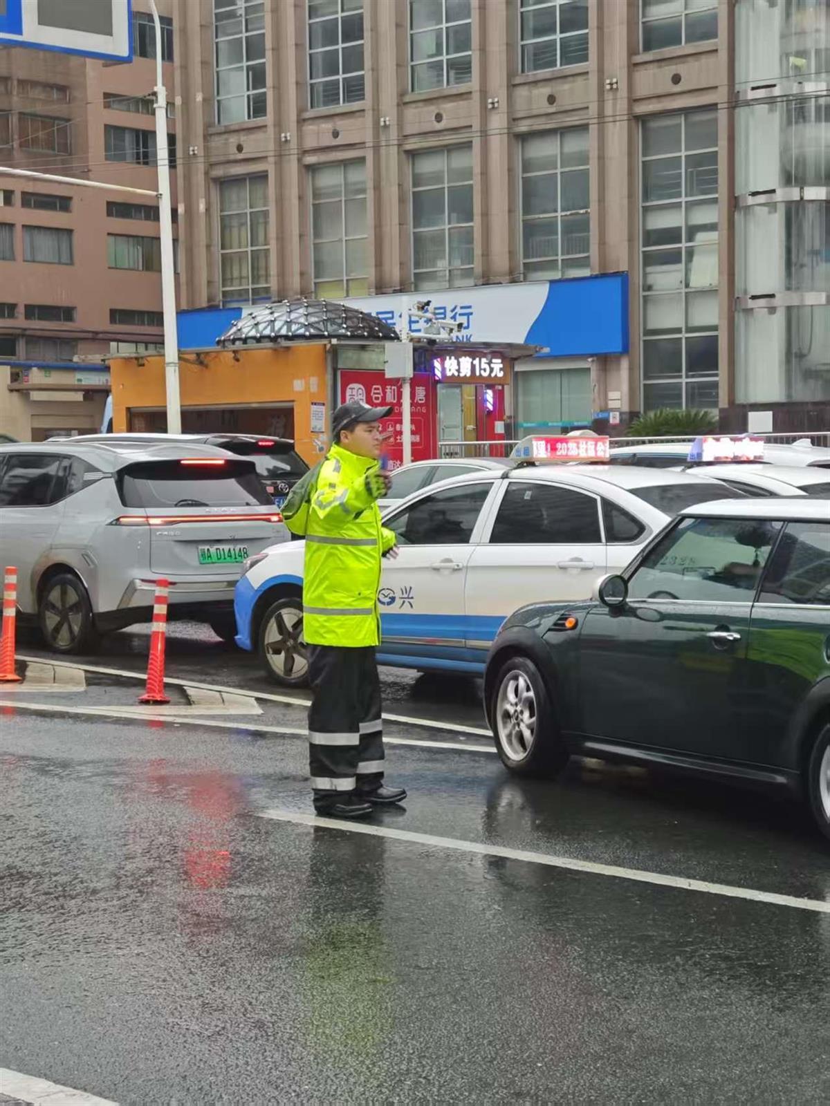 端午节将迎大暴雨、降温！武汉交警发布紧急出行提醒