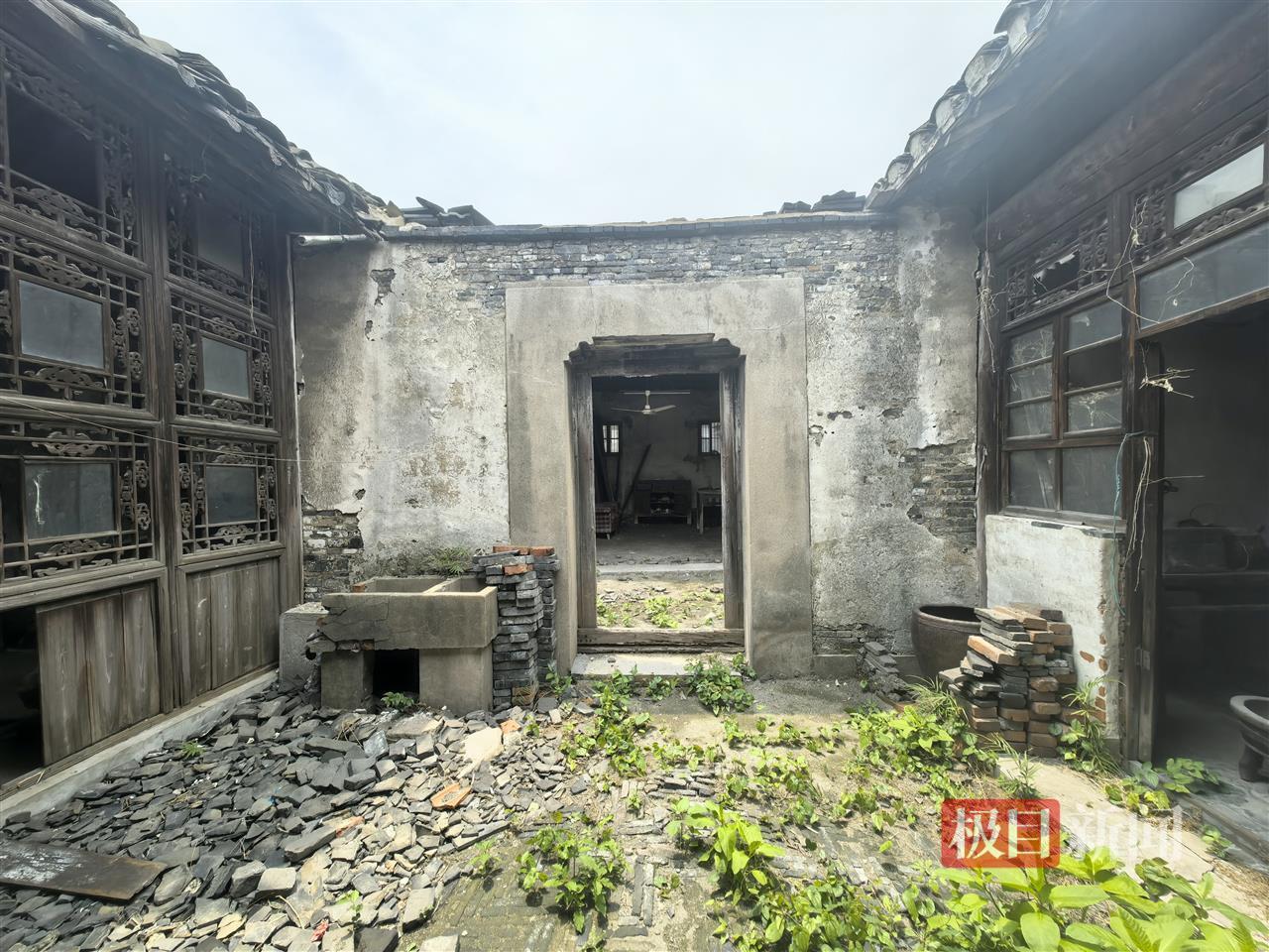 探访618元起拍的扬州清代合院：邻居称多年前院里住着一名近百岁老太，老人离世后房子荒废