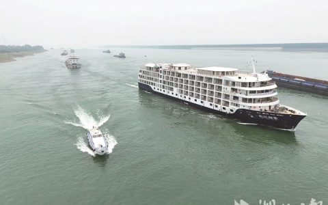 豪华游轮“坐电梯”  三峡游客更舒适