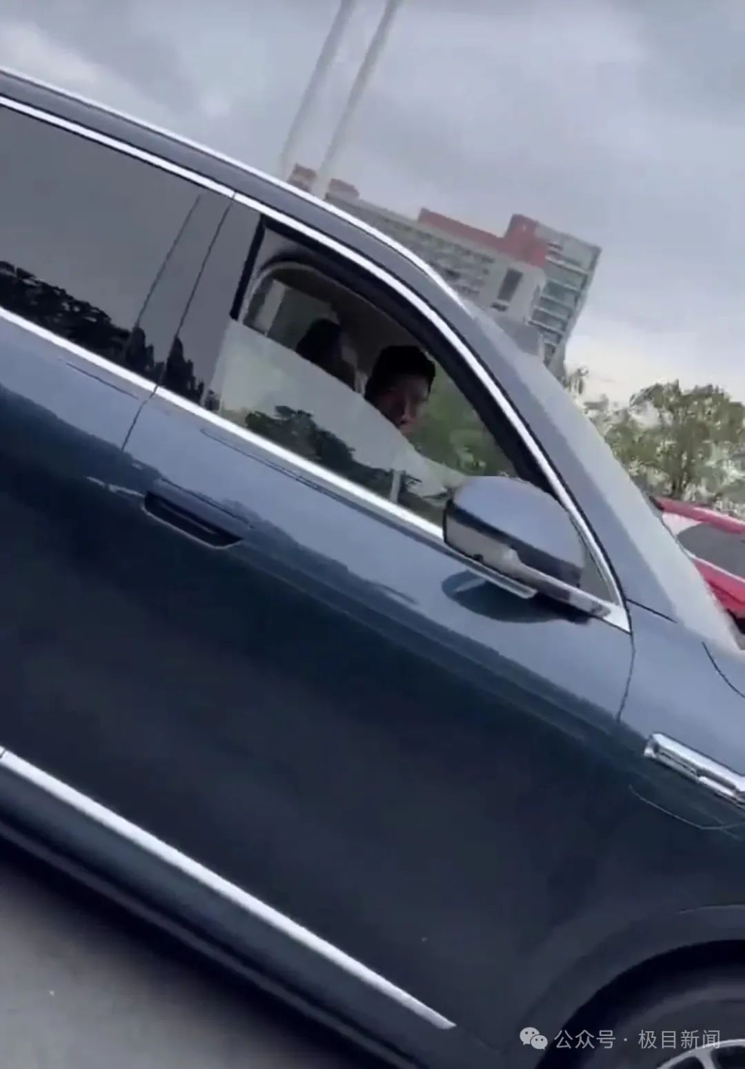 余承东被偶遇“开车睡着”？网友称打招呼后秒回！曾公开表示“智驾可以打盹”引争议