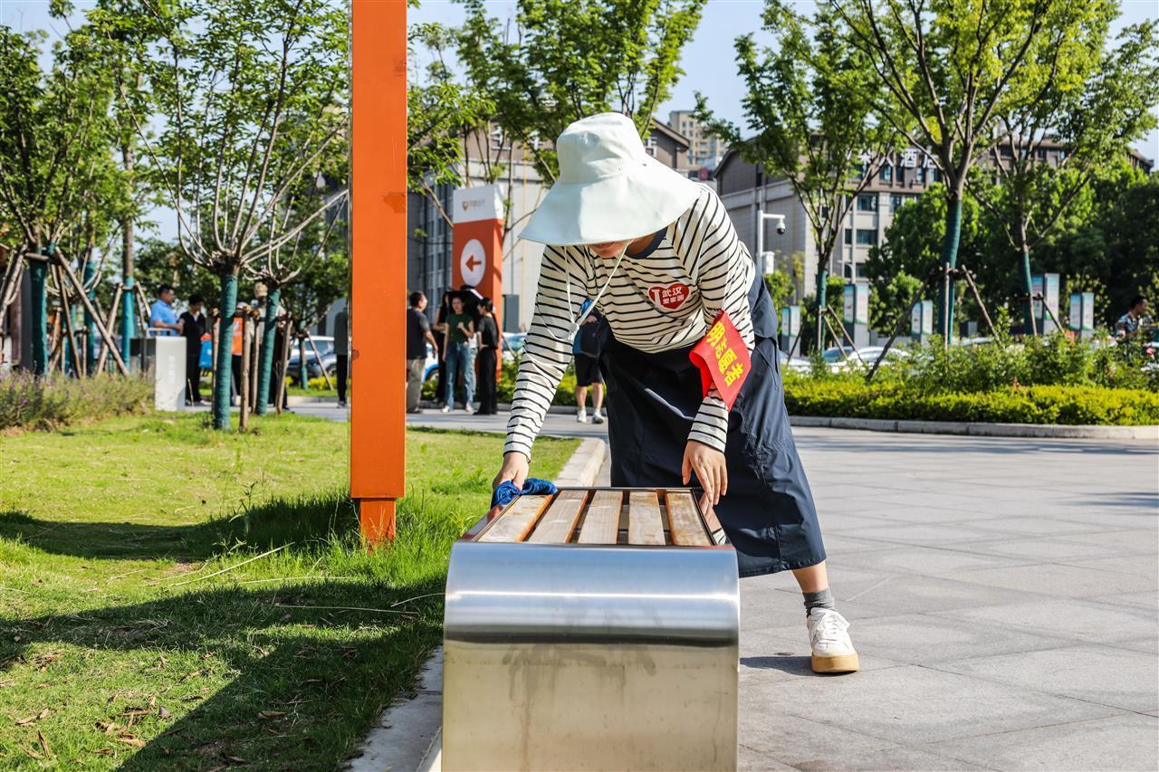 武汉3.4万人参与清洁家园行动，让城市更加洁净美丽