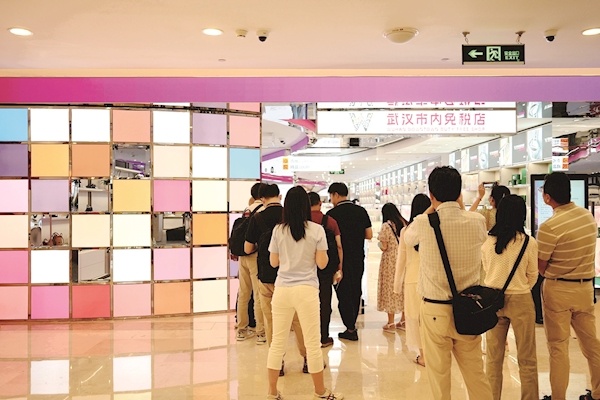 武汉首家市内免税店开张 半小时内售出第一单俄罗斯顾客买了一款翻译机