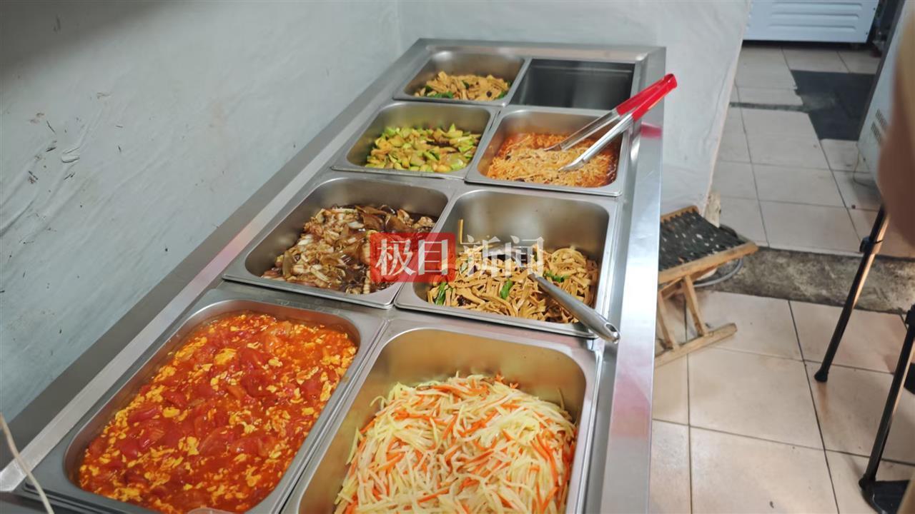 济南5元快餐店因一条差评意外走红，有女粉丝给店老板送锦旗，店主：开店是副业，不担心热度退去