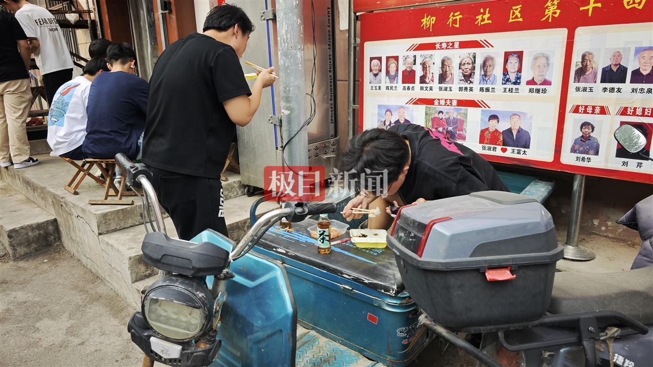 济南5元快餐店因一条差评意外走红，有女粉丝给店老板送锦旗，店主：开店是副业，不担心热度退去