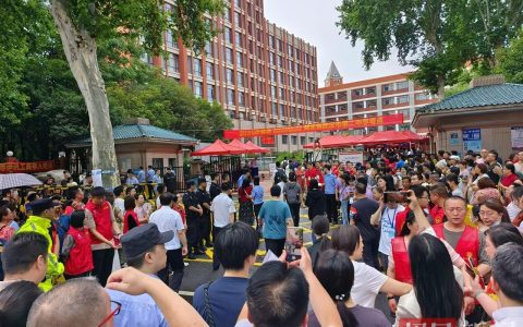 武汉多校教师暖心送考：击掌拥抱间，护航青春考场