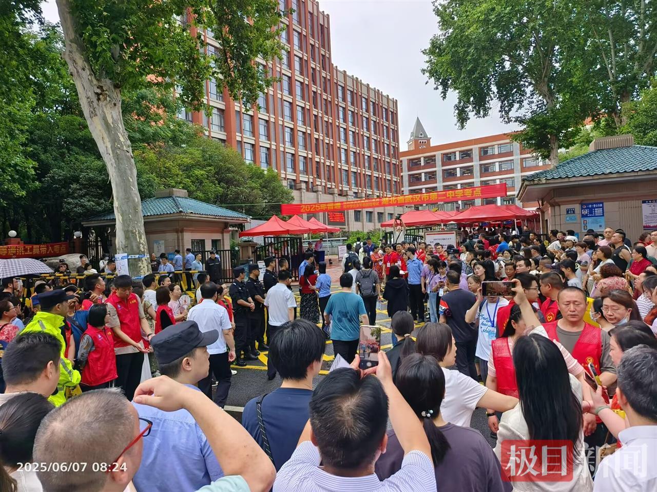 武汉多校教师暖心送考：击掌拥抱间，护航青春考场