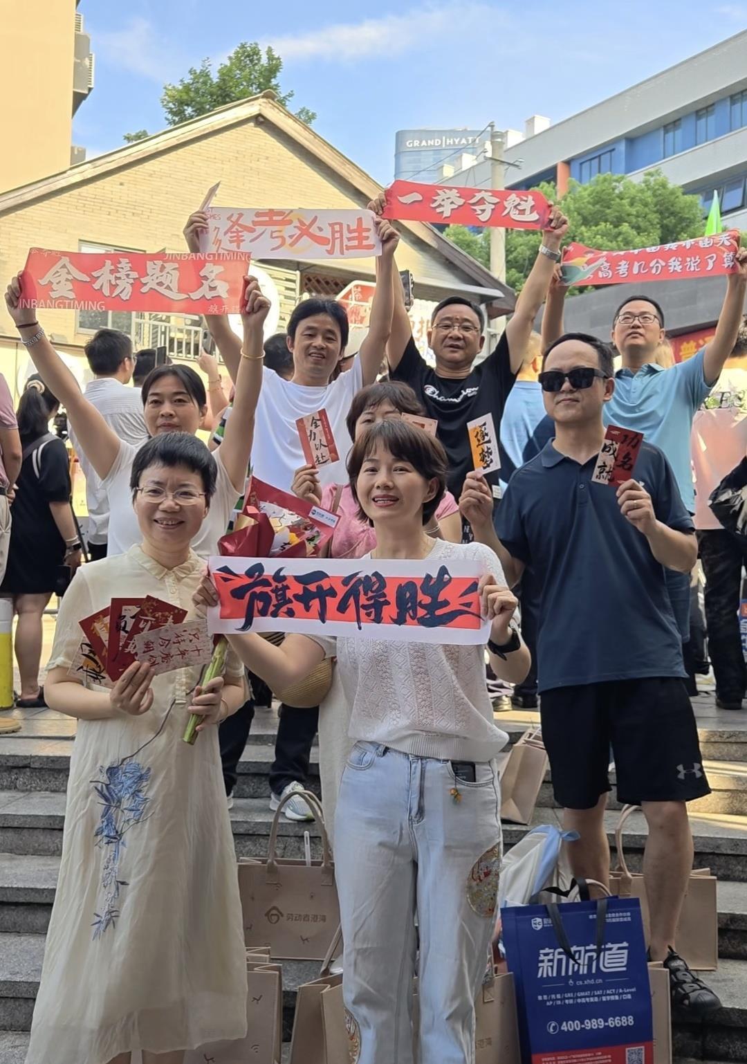 长沙家长捧向日葵送考，985数字警车停在考场外祝考生金榜题名