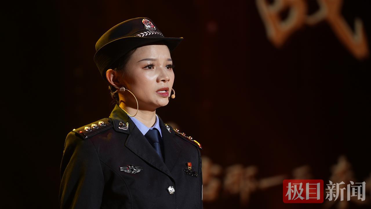 还记得1998年洪水中，抱树被救的小江珊吗？27年后，已成为民警的她动情讲述