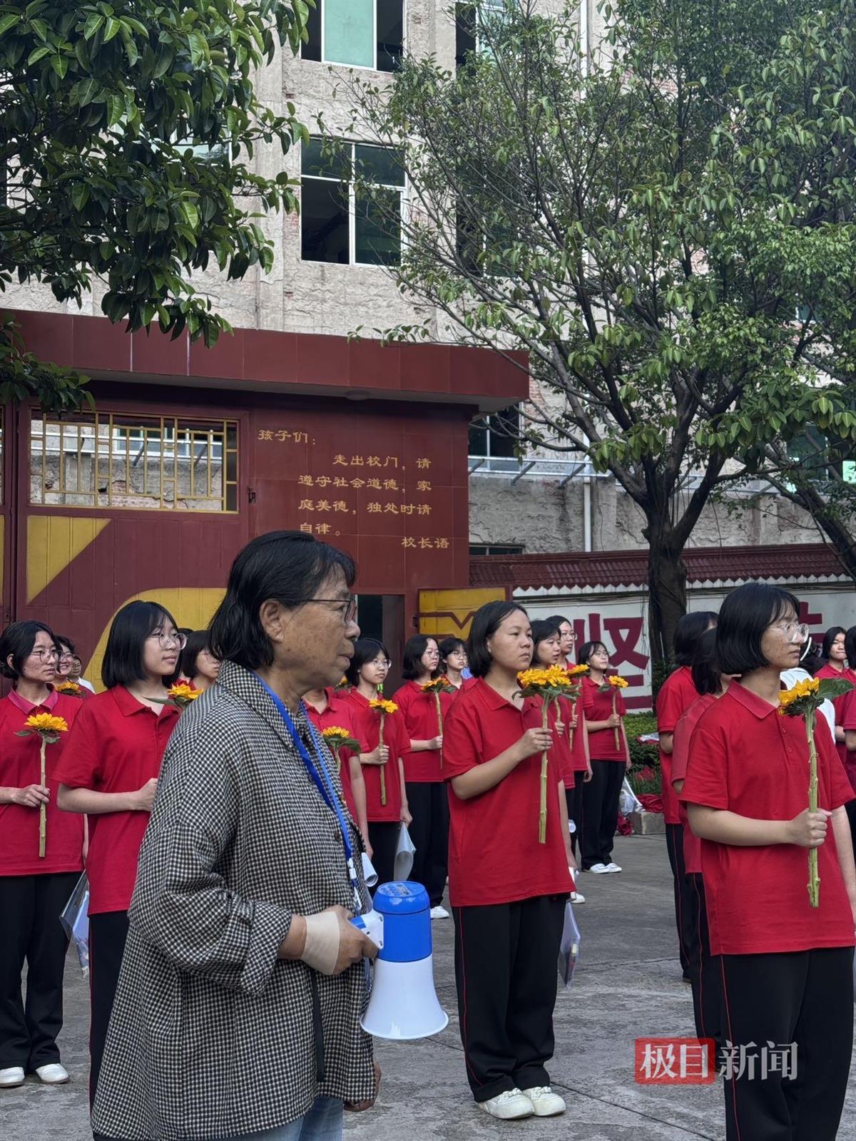 华坪女高第十五次送考：全校师生举着向日葵寓意一举夺魁，张桂梅称活着就会送考