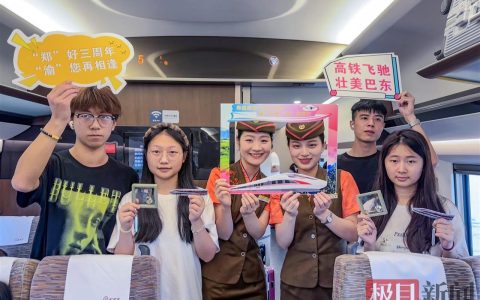 郑渝高铁开通三周年！乘务员与旅客共度美好旅程