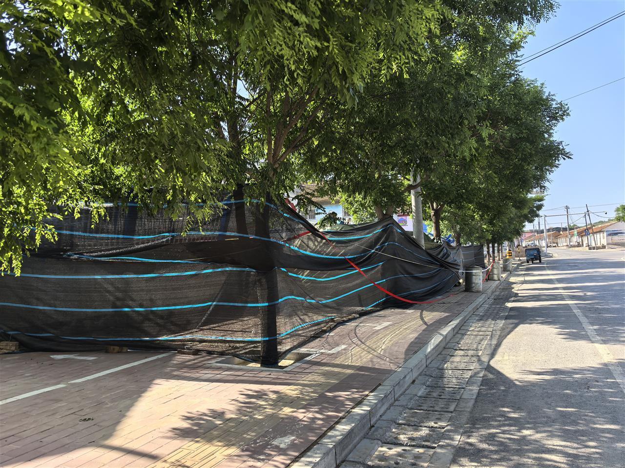 宁夏固原一学校围墙风雨天倒塌，墙外帐篷内祖孙二人被砸身亡，一孕妇受伤