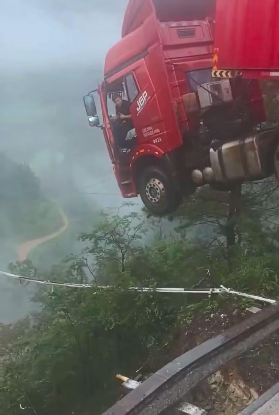 “命大啊，兄弟”的原声者还在200米外设置锥筒，向后来车辆示警