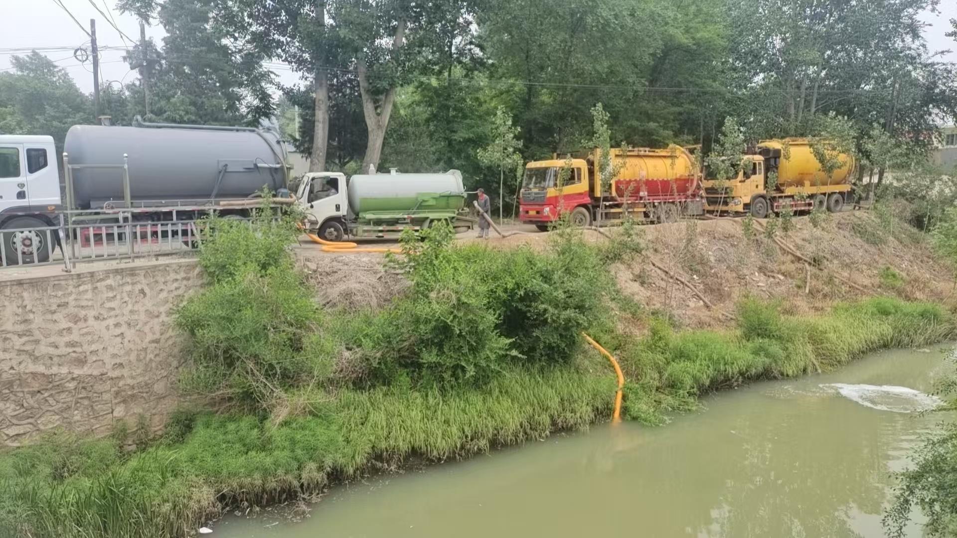 河北秦皇岛一河水变色有死鱼漂浮，村民称空气中有臭鸡蛋味，环保部门称正在处置