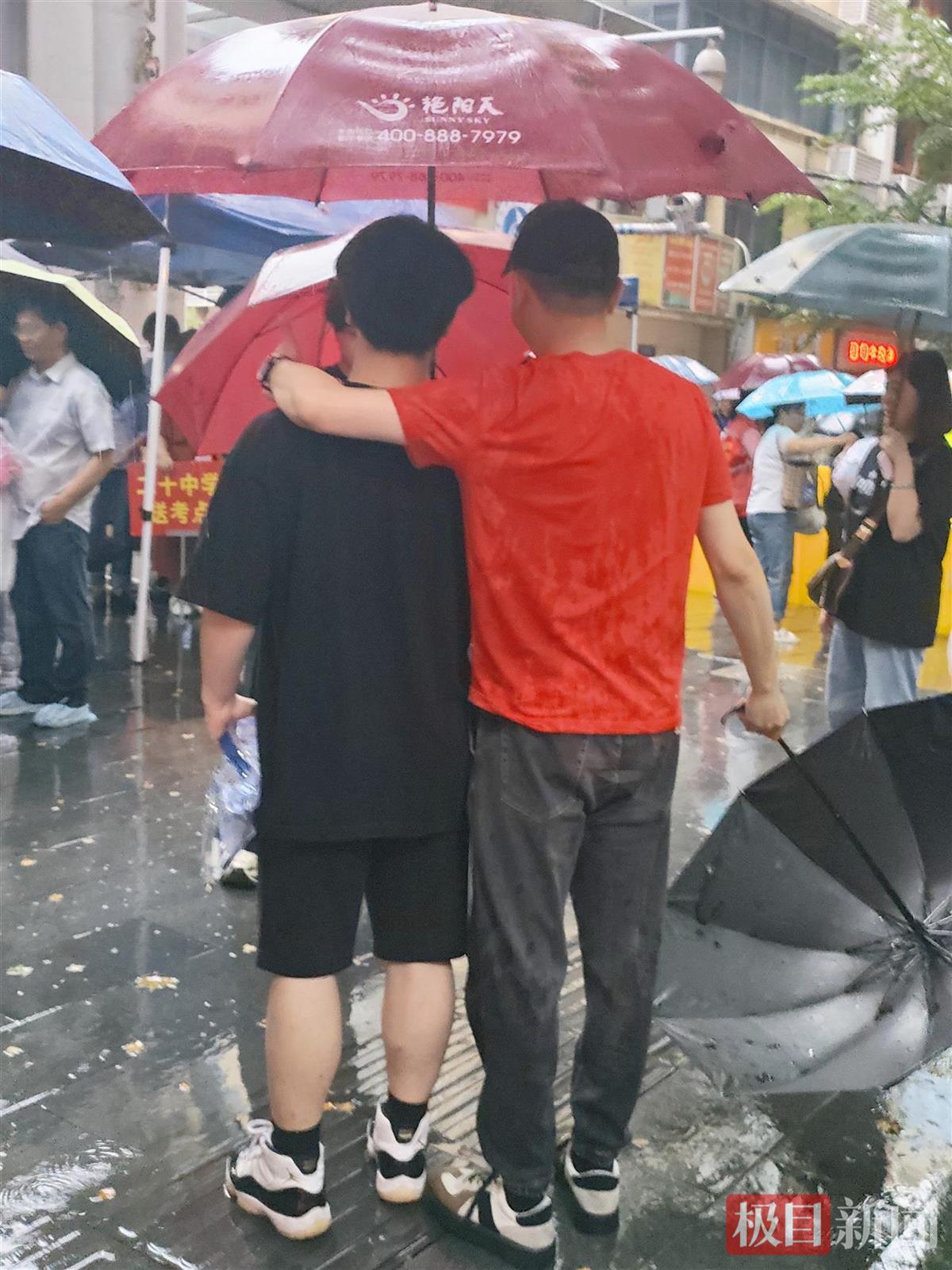 老师冒雨骑共享单车送考，他的“逢考必过”短袖陪考了数届考生