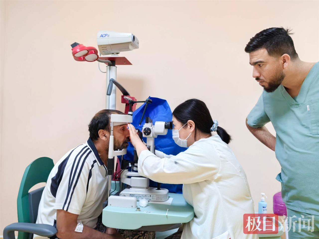 阿尔及利亚古尔邦节，居民宰羊时虫子爬进了眼睛，中国医生巧手救人