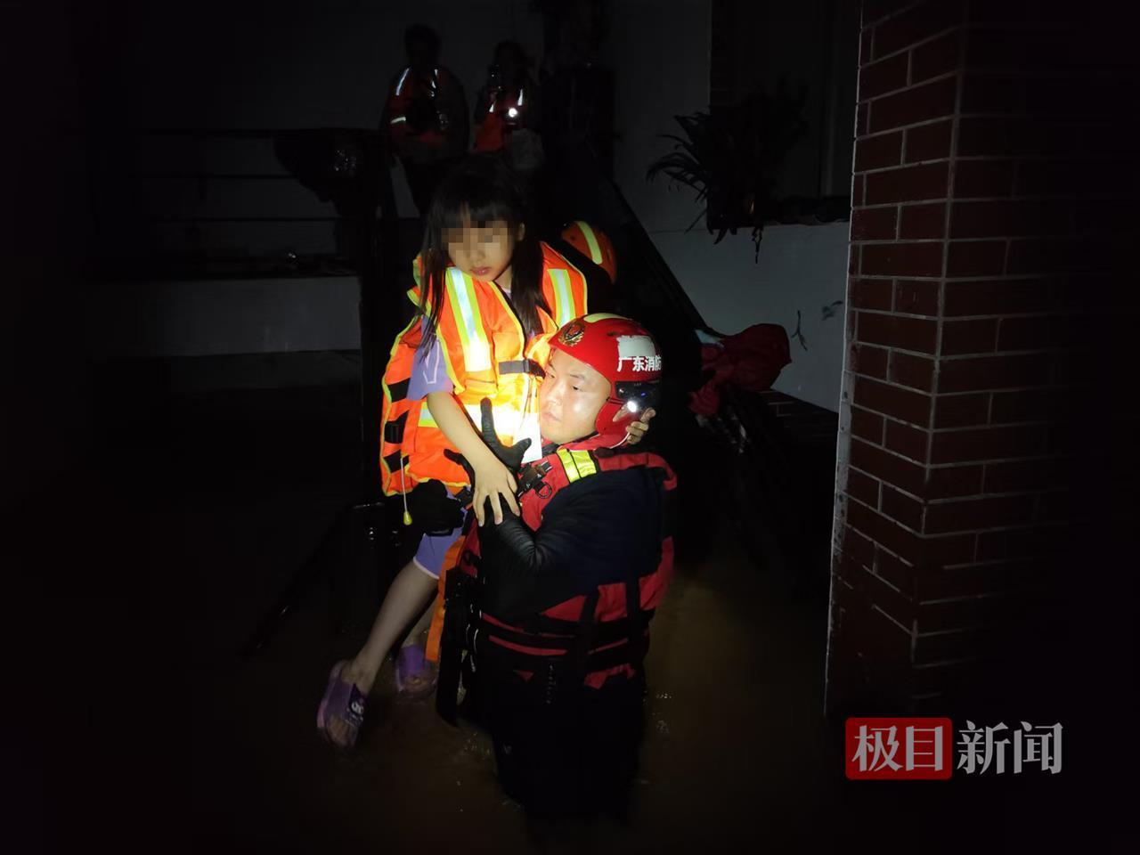 直击怀集遭遇超百年一遇洪水救援现场：大量救援车辆待命，救援人员称“哪里需要就去哪里”