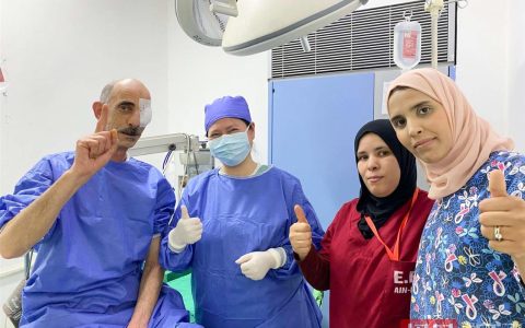 阿尔及利亚古尔邦节，居民宰羊时虫子爬进了眼睛，中国医生巧手救人