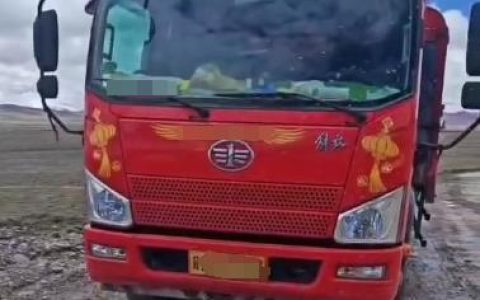 河北卡友青藏线被发现在车内离世，救援人员：用石头砸窗才打开车门，他还系着安全带