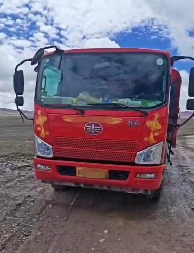 河北卡友青藏线被发现在车内离世，救援人员：用石头砸窗才打开车门，他还系着安全带