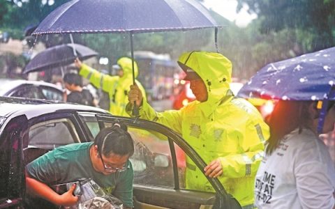 交警在大雨中为高考生撑伞 “今天，你最重要！”
