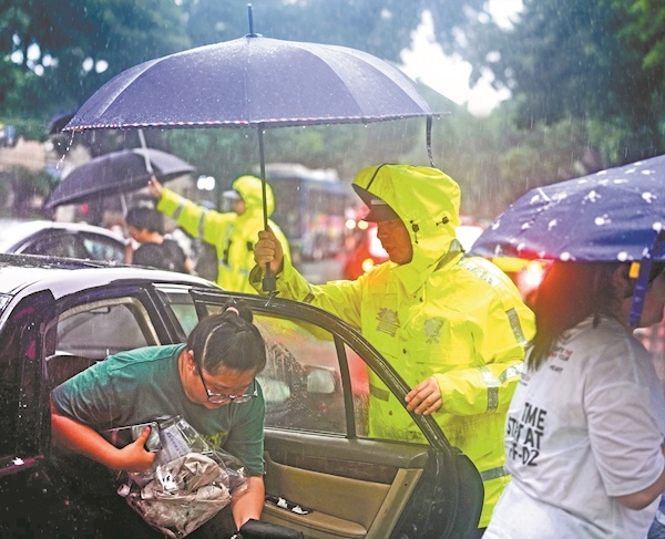 交警在大雨中为高考生撑伞 “今天，你最重要！”