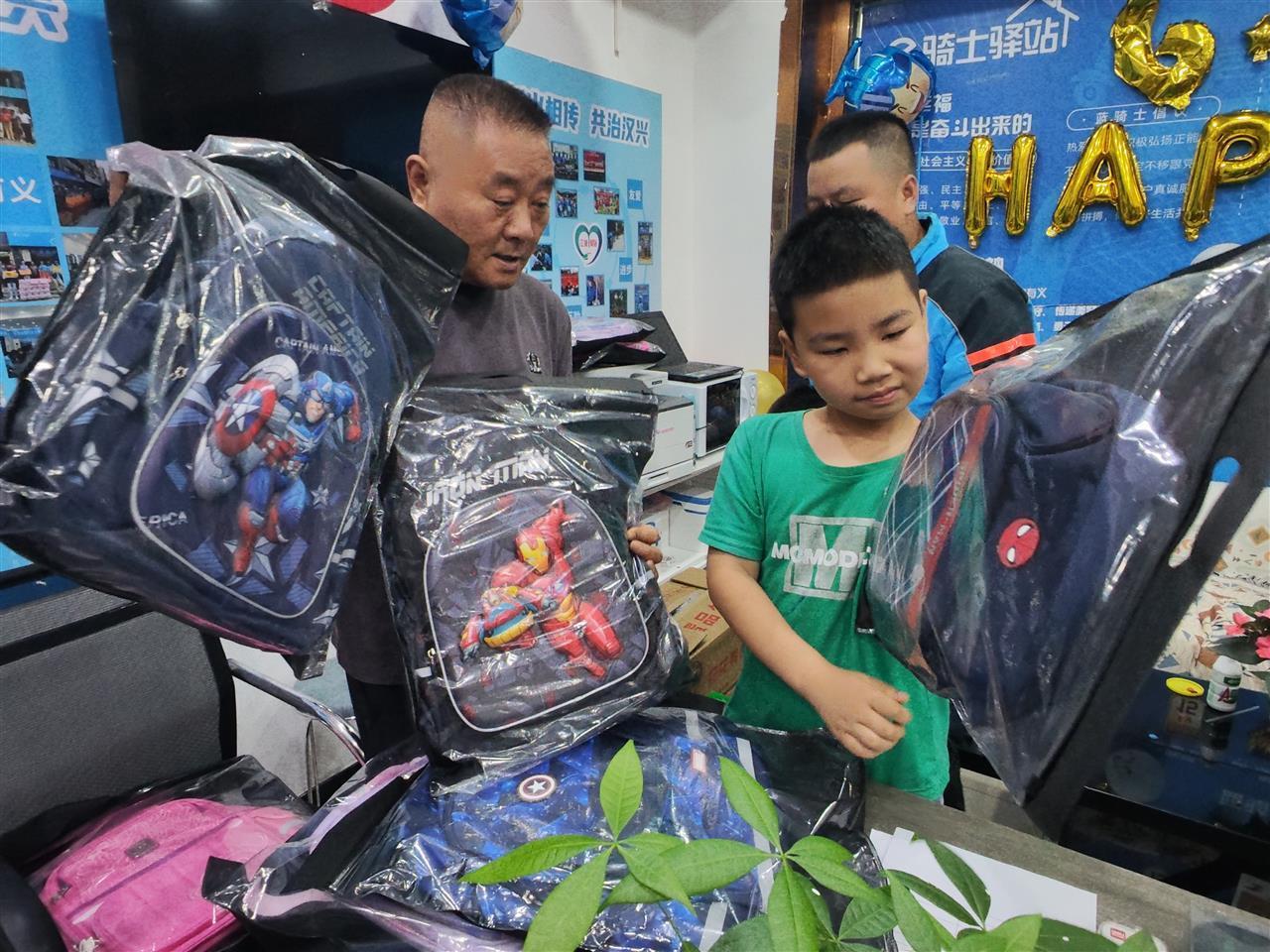 “爸爸终于陪我过节了！”武汉10多位外卖骑手子女收到特殊儿童节礼物，现场画面太暖