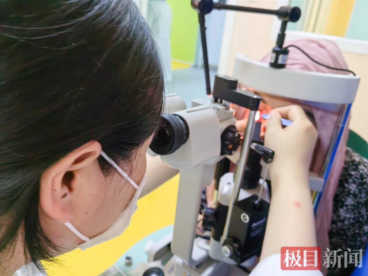 阿尔及利亚古尔邦节，居民宰羊时虫子爬进了眼睛，中国医生巧手救人