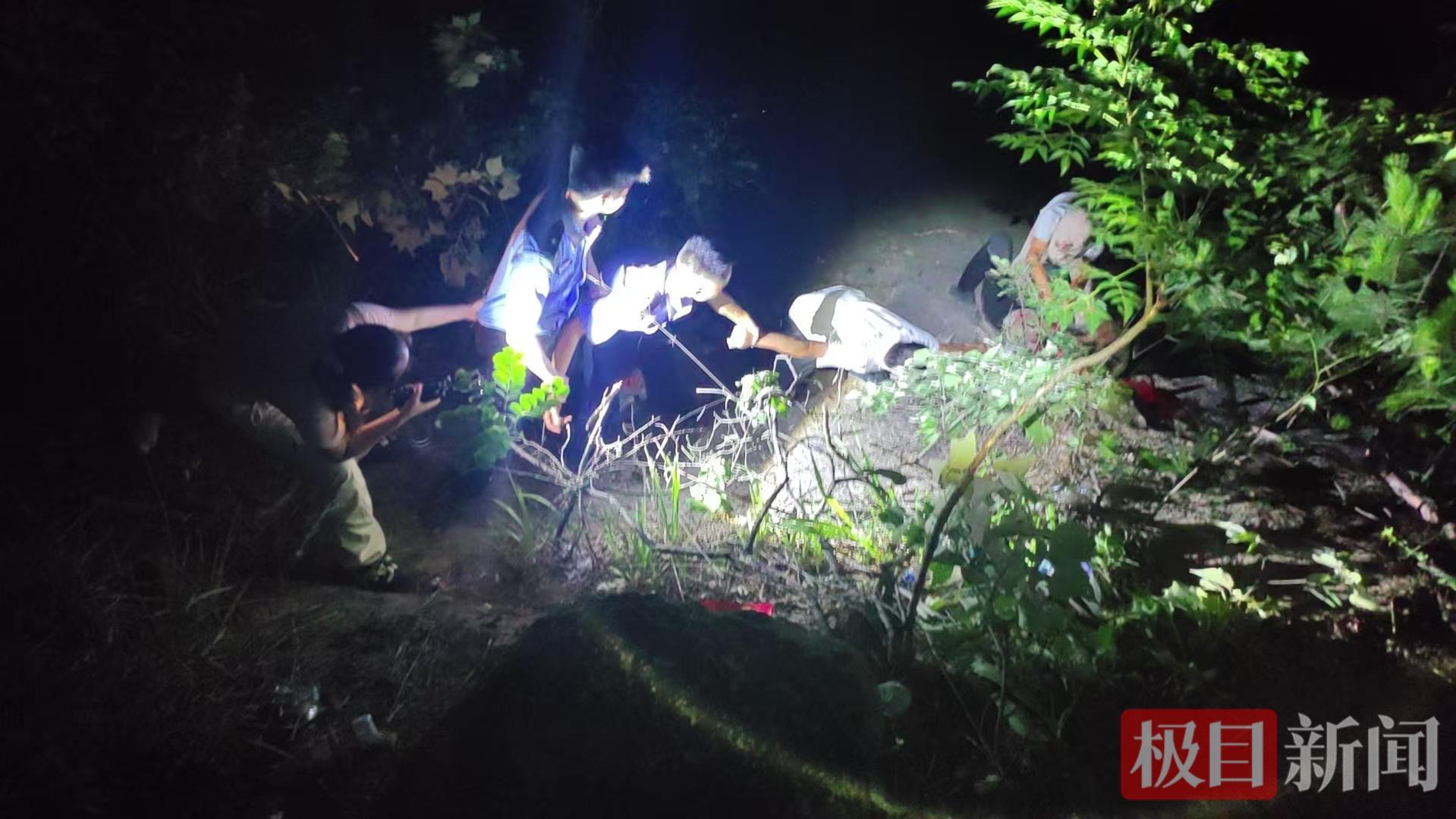 游客夜爬大顶山坠落悬崖，多部门合力将她救出