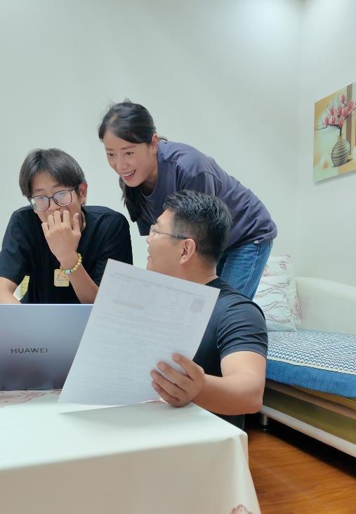 考场外跪谢无腿父亲的男生高考成绩公布，父亲：很满意，儿子想去当兵