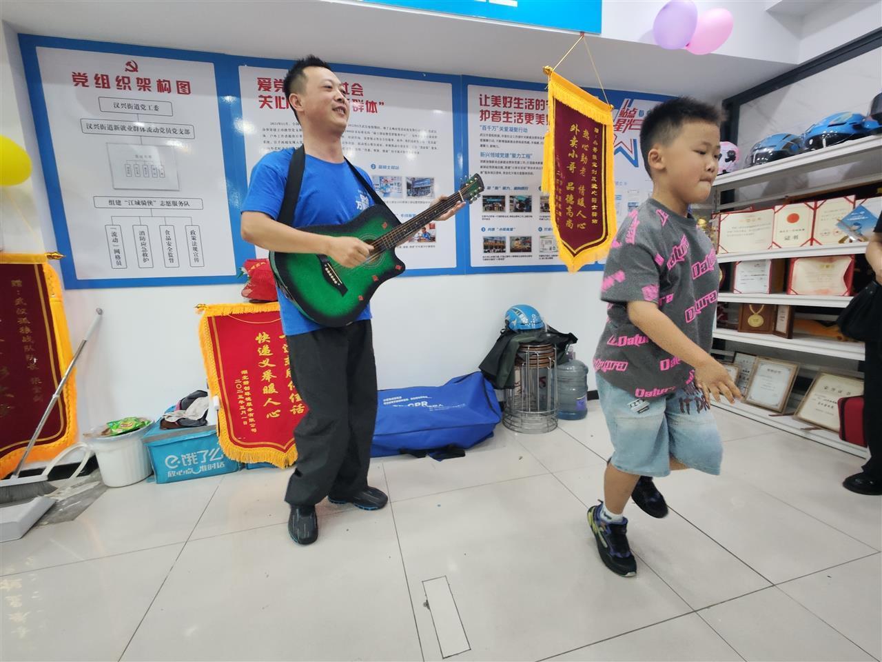 “爸爸终于陪我过节了！”武汉10多位外卖骑手子女收到特殊儿童节礼物，现场画面太暖